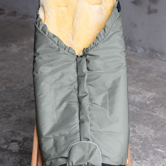 Premium Baby- Kinderwagenfußsack mit Lammfell (Champagner-Gold, Olive, Schlamm, Anthrazit, Dunkelblau oder Schwarz)