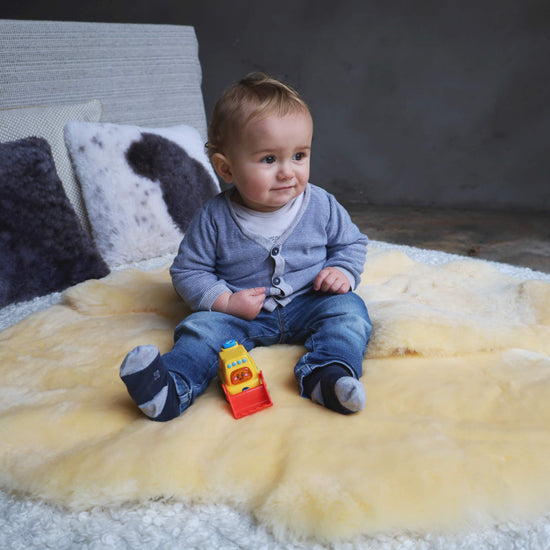 Baby-Lammfell medizinisch als Kinderwageneinlage