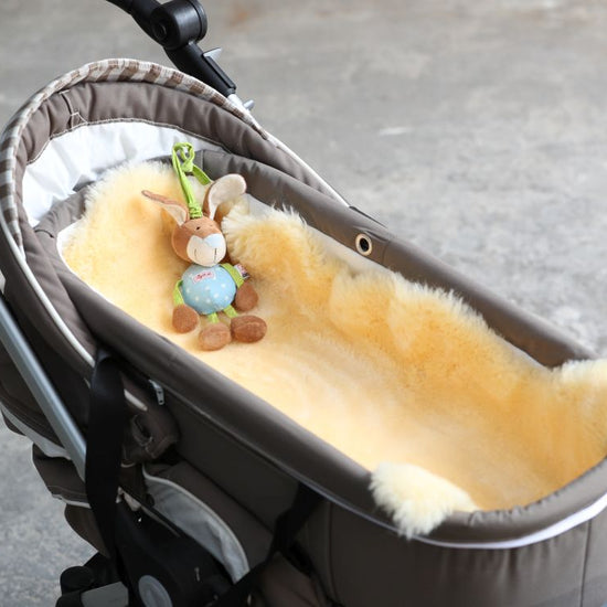 Baby-Lammfell medizinisch als Kinderwageneinlage