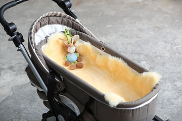 Baby-Lammfell medizinisch als Kinderwageneinlage