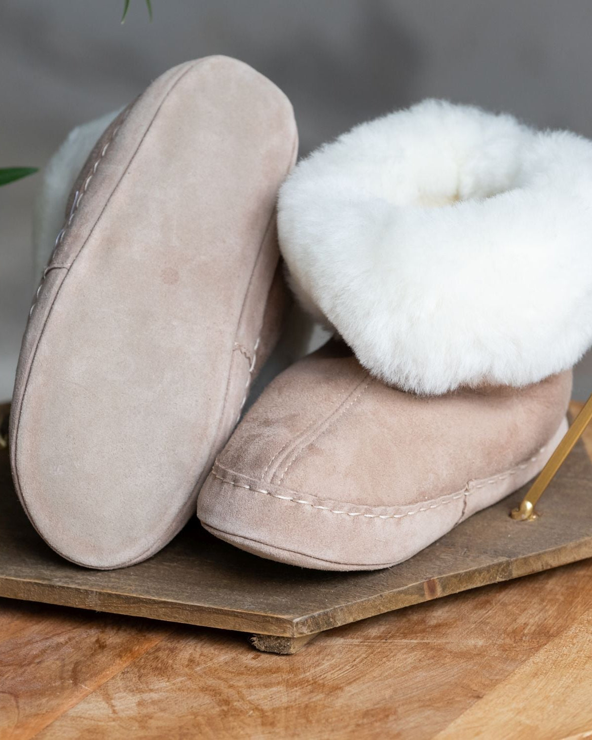 Lammfell Hausschuh  Ruven l Braun mit Ledersohle l Gr. 38-47