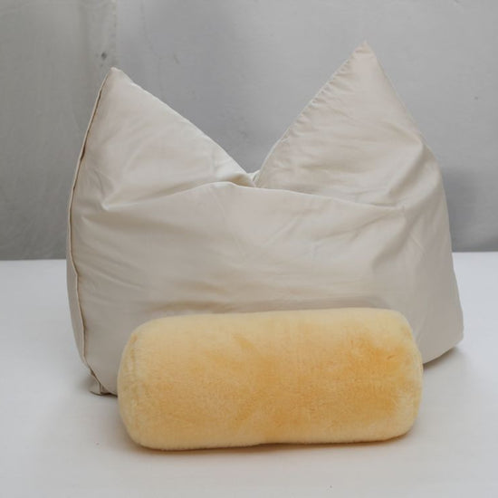 Nackenrolle aus medizinischem Lammfell mit Daunenkissen