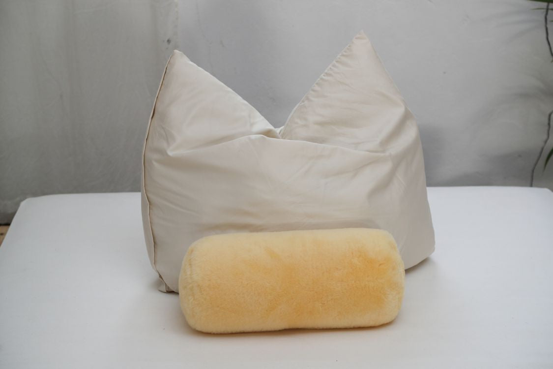 Nackenrolle aus medizinischem Lammfell mit Daunenkissen