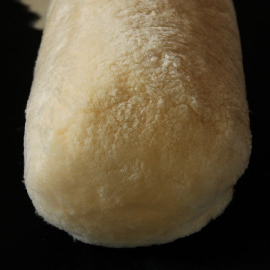 Nackenrolle aus medizinischem Lammfell mit Daunenkissen