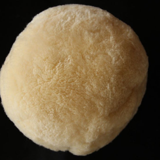 Nackenrolle aus medizinischem Lammfell mit Daunenkissen