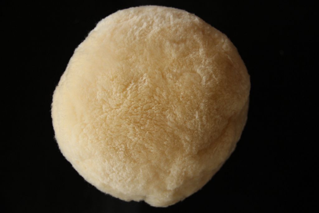 Nackenrolle aus medizinischem Lammfell mit Daunenkissen