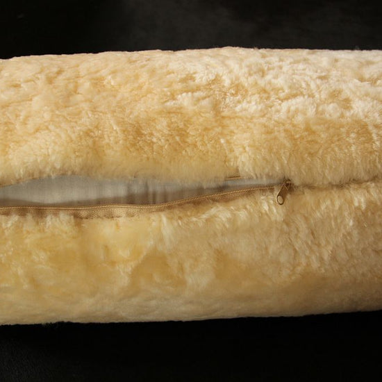 Nackenrolle aus medizinischem Lammfell mit Daunenkissen