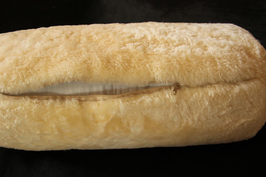 Nackenrolle aus medizinischem Lammfell mit Daunenkissen