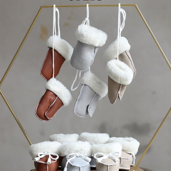 Set Lammfell Babyschuhe und Babyhandschuhe Braun, Grau oder Taupe