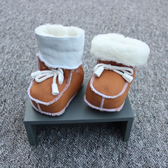 Set Lammfell Babyschuhe und Babyhandschuhe Braun, Grau oder Taupe