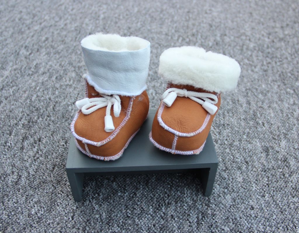 Set Lammfell Babyschuhe und Babyhandschuhe Braun, Grau oder Taupe