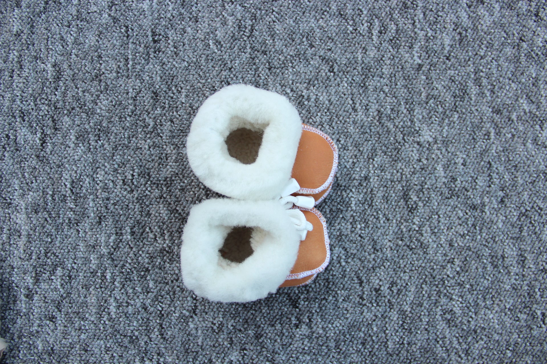 Set Lammfell Babyschuhe und Babyhandschuhe Braun, Grau oder Taupe