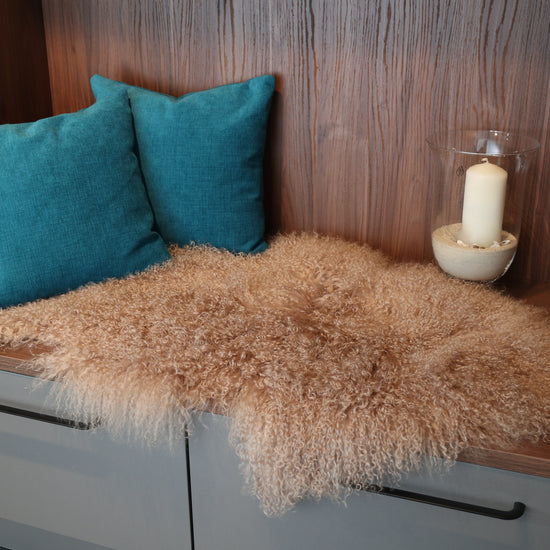 Tibet Schaffell wie Gotland taupe gefärbt