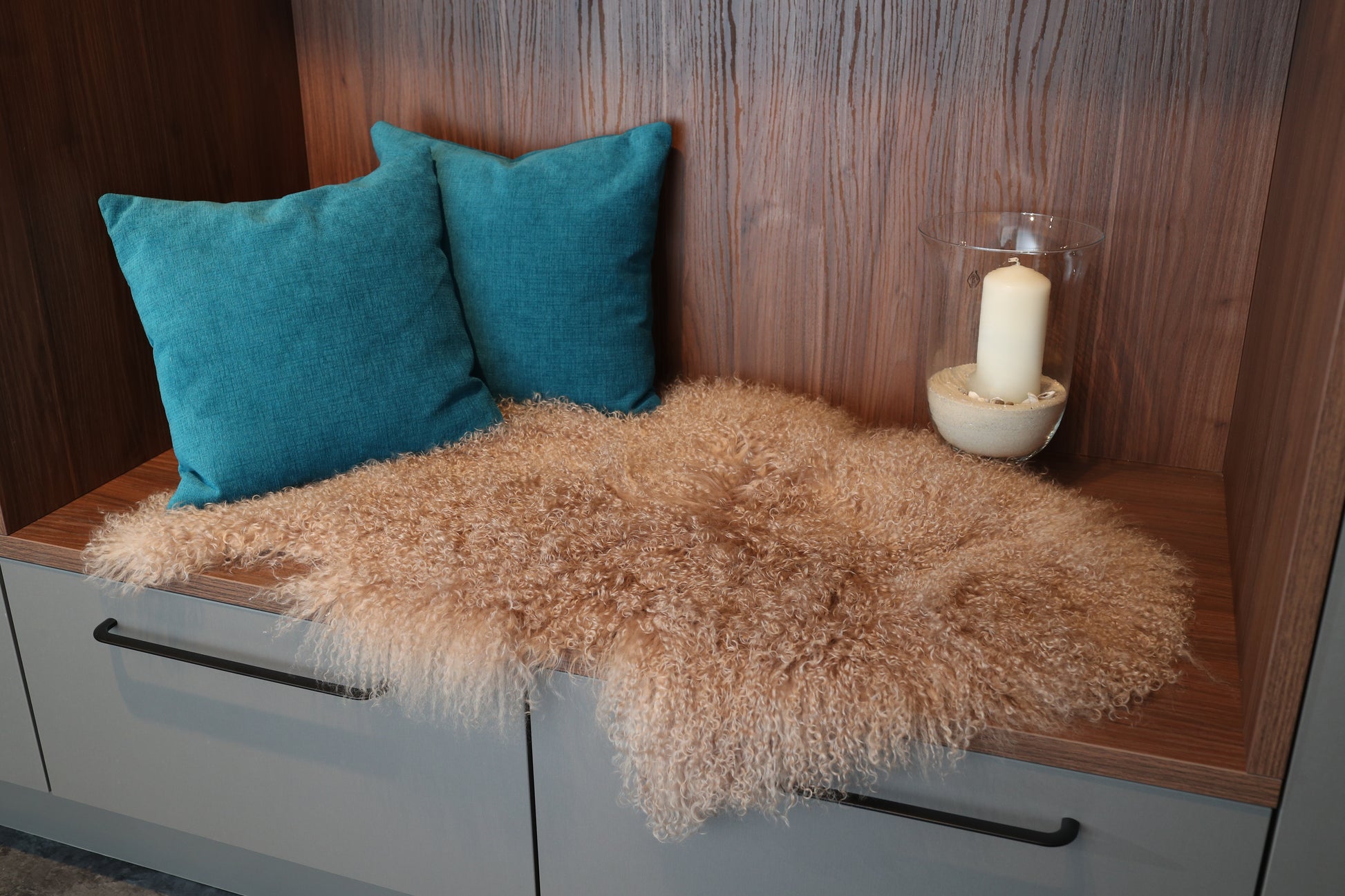 Tibet Schaffell wie Gotland taupe gefärbt