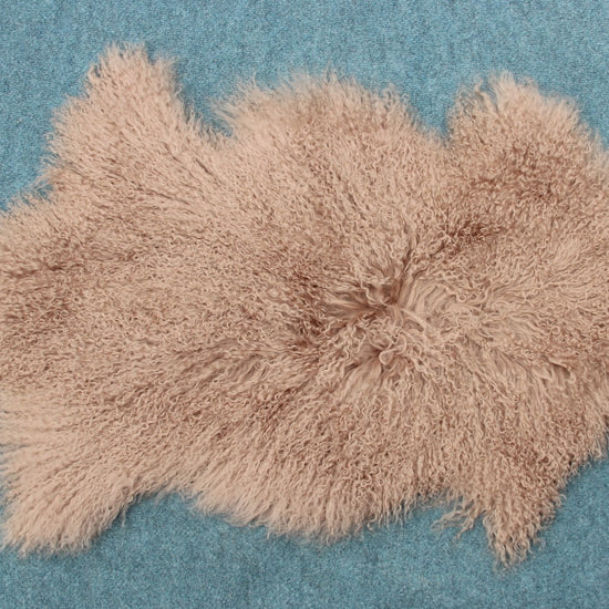 Tibet Schaffell wie Gotland taupe gefärbt