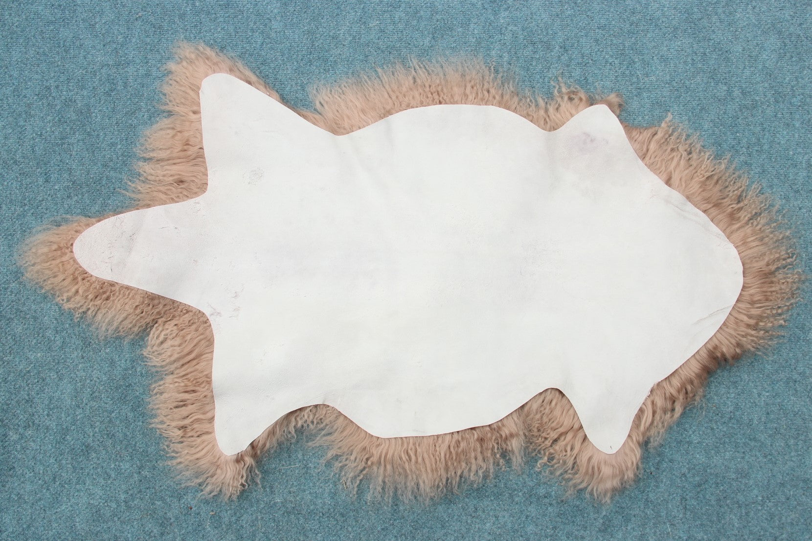 Tibet Schaffell wie Gotland taupe gefärbt