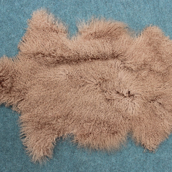 Tibet Schaffell wie Gotland taupe gefärbt