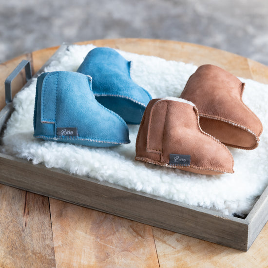 Lammfell Babyschuhe Jaro (Blau oder Braun)