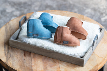 Lammfell Babyschuhe Jaro (Blau oder Braun)