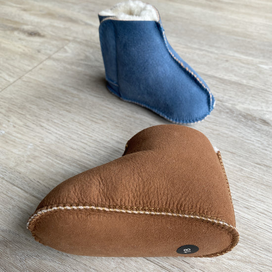 Lammfell Babyschuhe Jaro (Blau oder Braun)