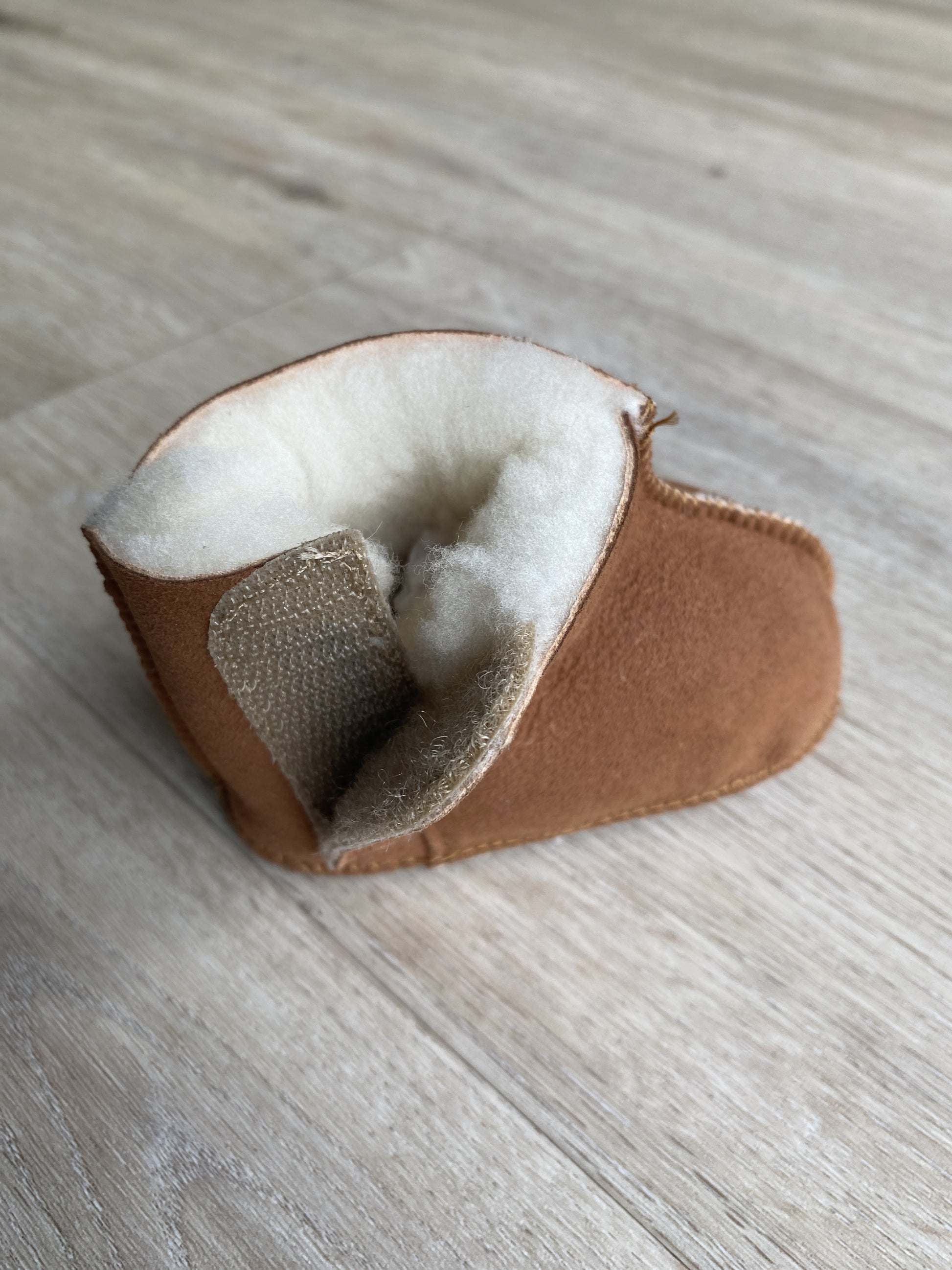 Lammfell Babyschuhe Jaro (Blau oder Braun)