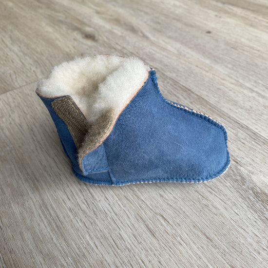 Lammfell Babyschuhe Jaro (Blau oder Braun)
