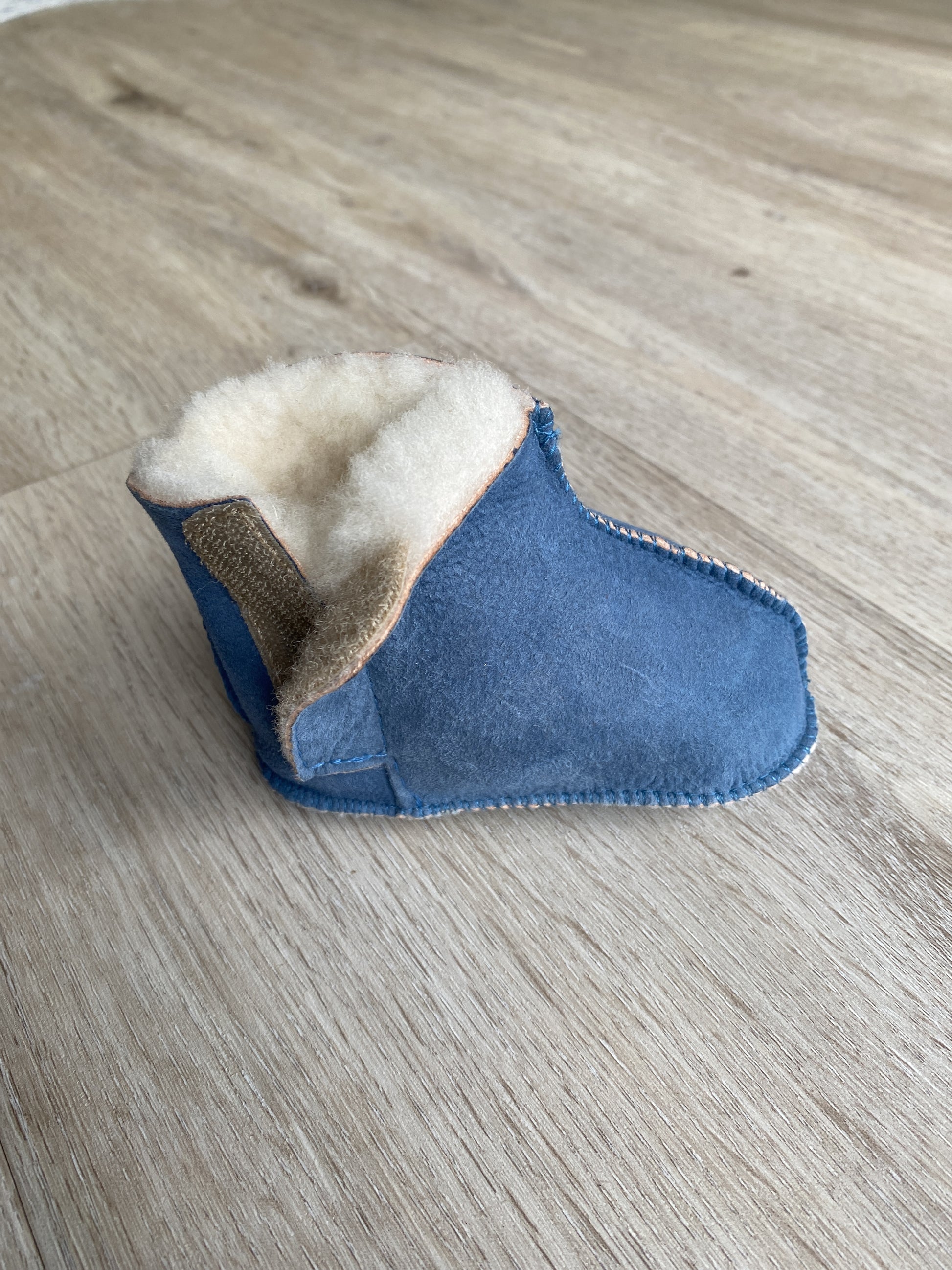 Lammfell Babyschuhe Jaro (Blau oder Braun)