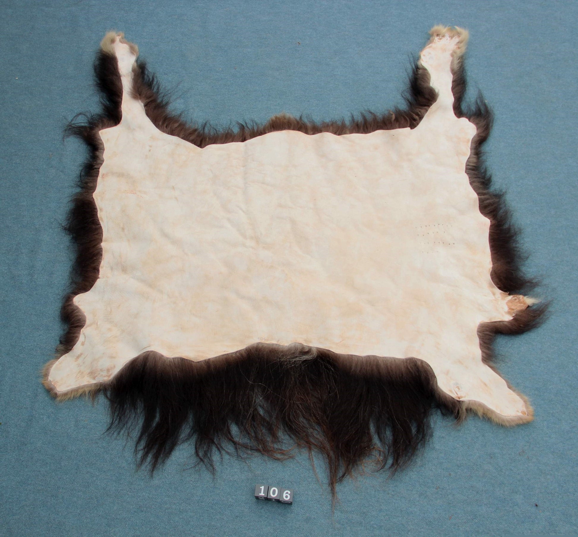 Moschusochsenfell (106) 160x175 cm