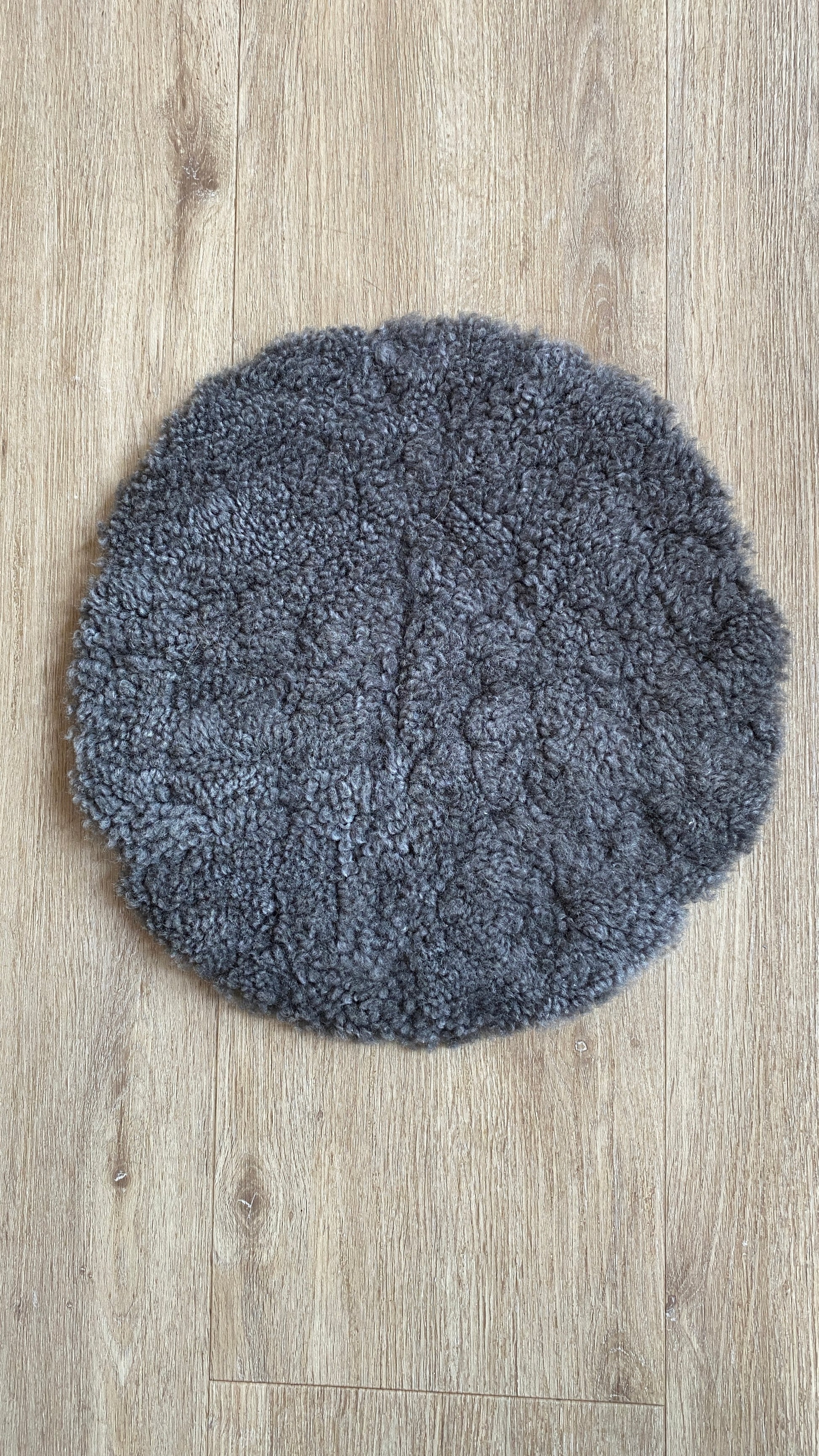 Lammfell Sitzauflage Curly Rund Grau