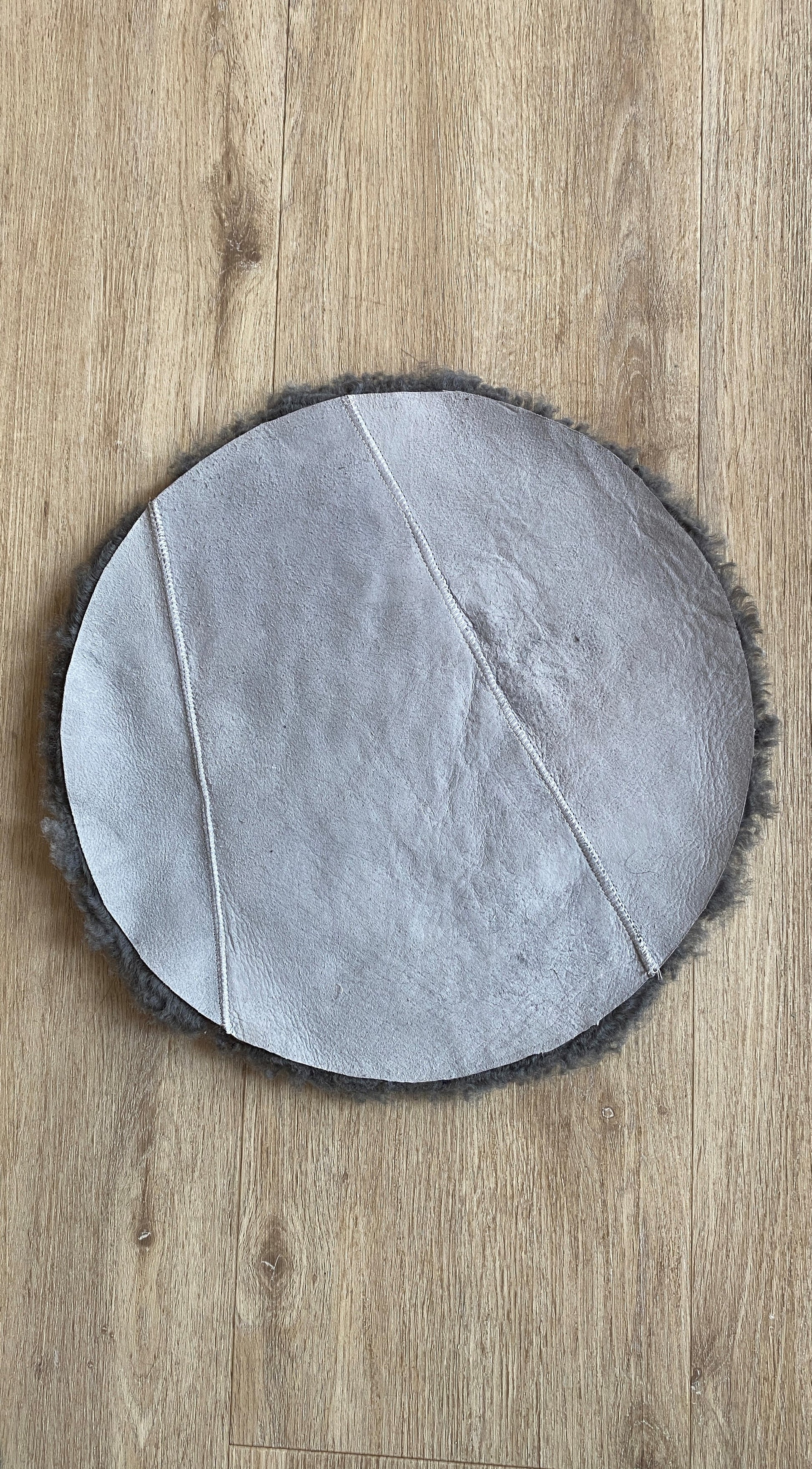 Lammfell Sitzauflage Curly Rund Grau