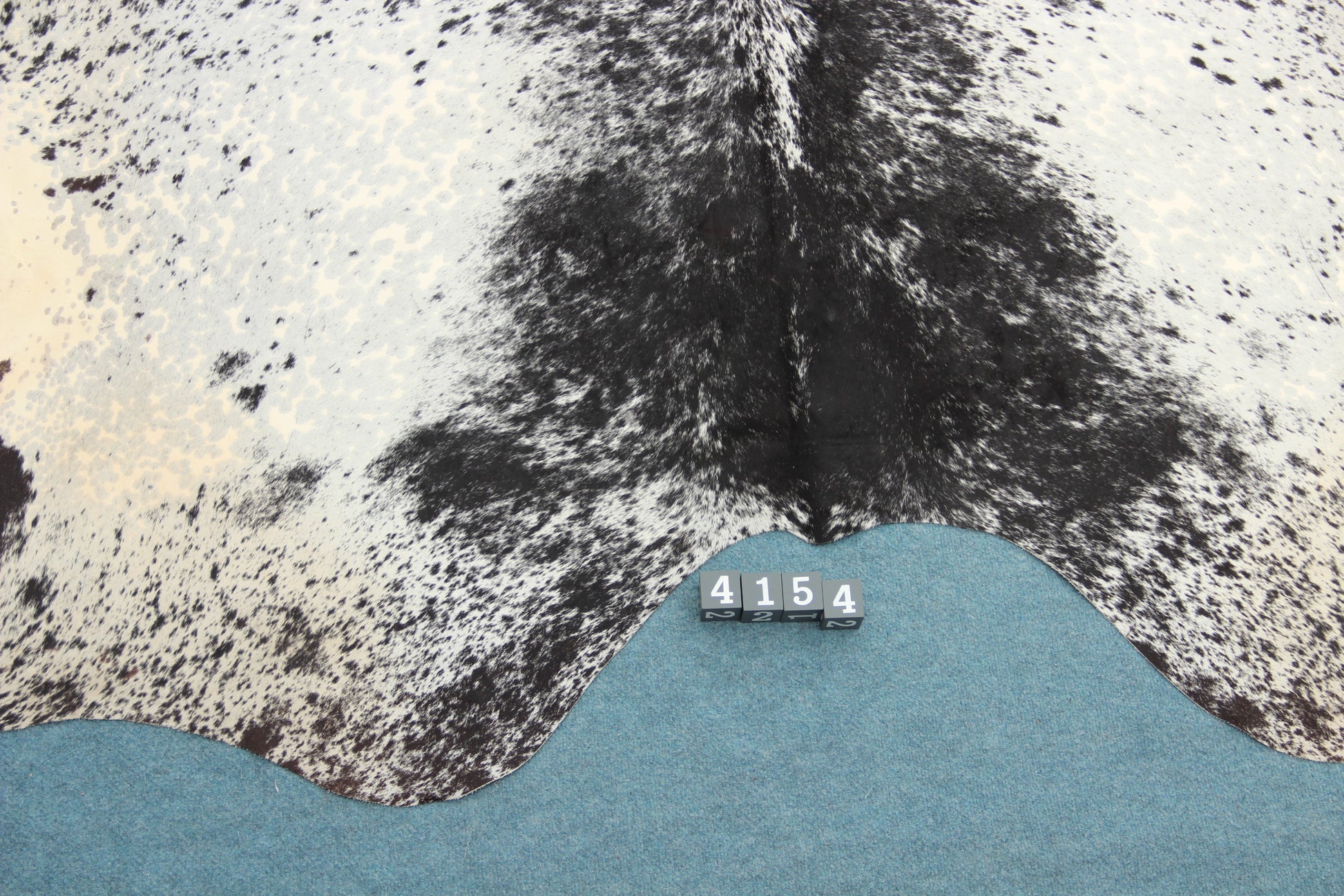 Kuhfell Schwarz Braun Grau Weiß gesprenkelt (41) XXL 4-5 qm