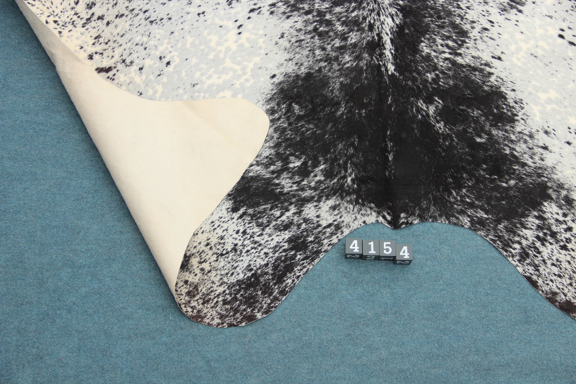 Kuhfell Schwarz Braun Grau Weiß gesprenkelt (41) XXL 4-5 qm