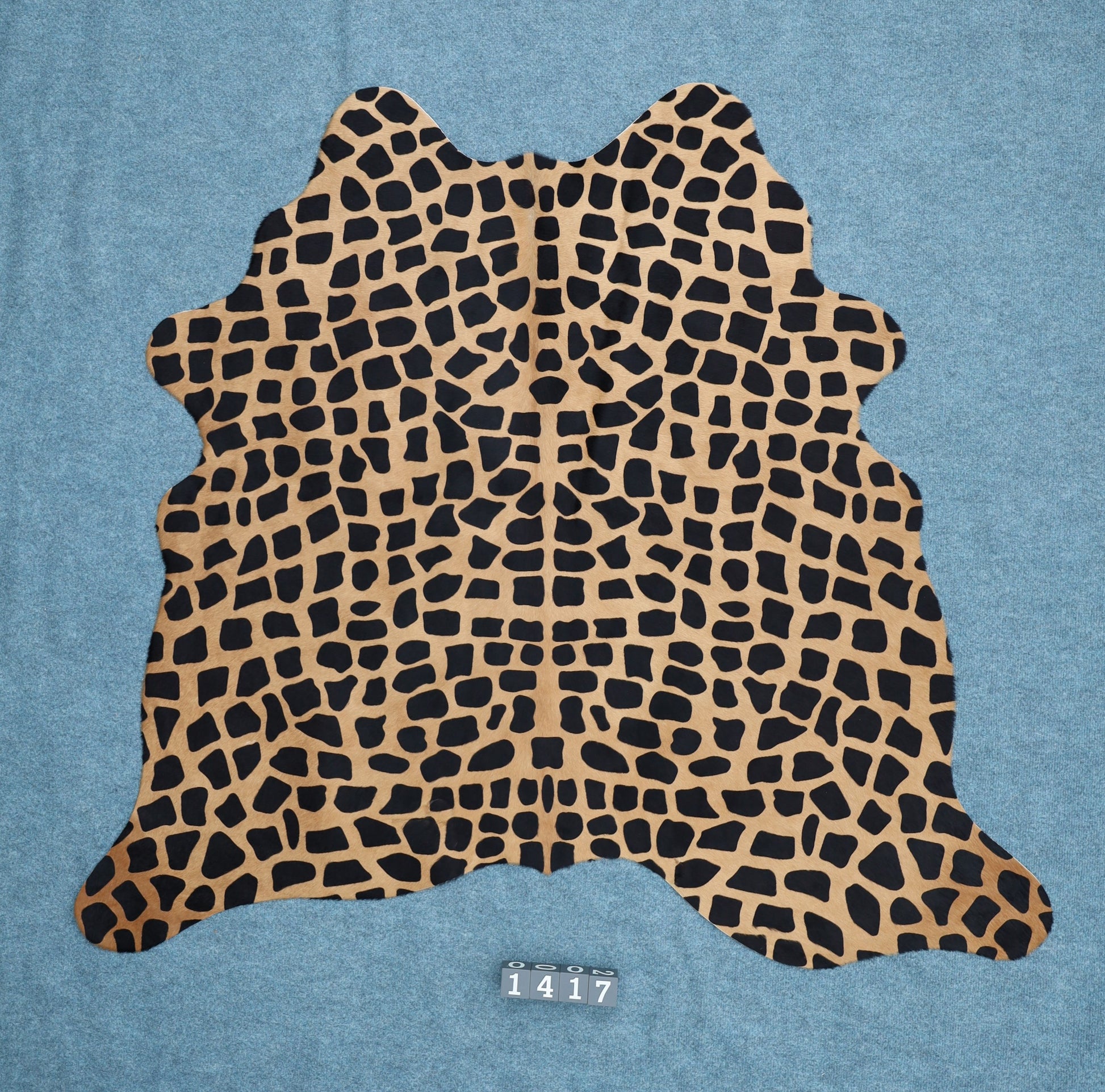 Kuhfell Braun Schwarz (1417) mit Giraffen-Druck