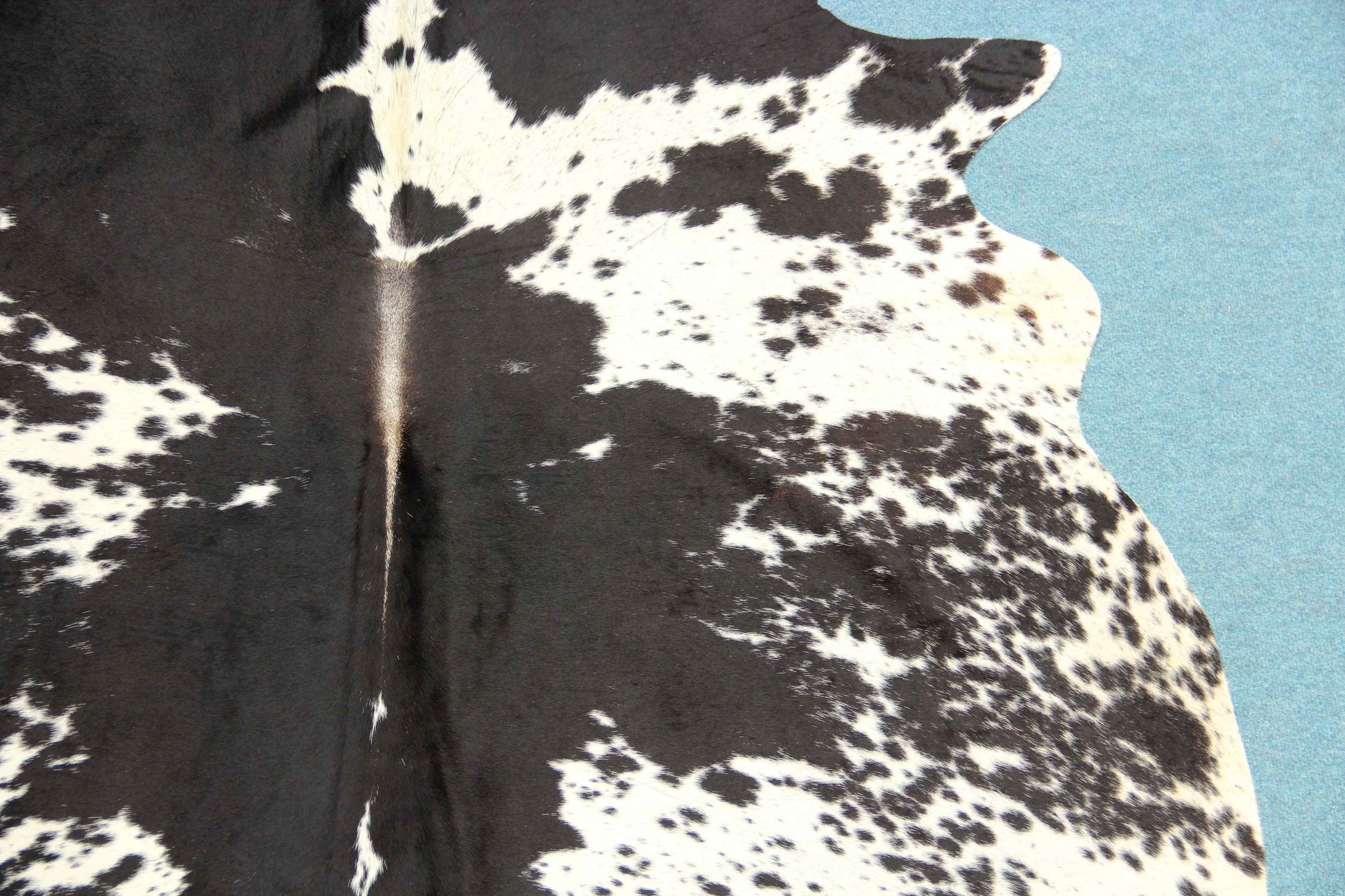 Kuhfell Schwarz Weiß (2682) 2-3 qm gesprenkelt